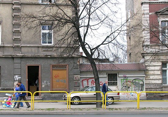 Obok szarzyzna kamienic i beznadziejna