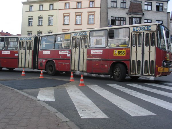 Wysłużone ikarusy wciaż pozostaną na liście taboru jeleniogórskiego przewoźnika.