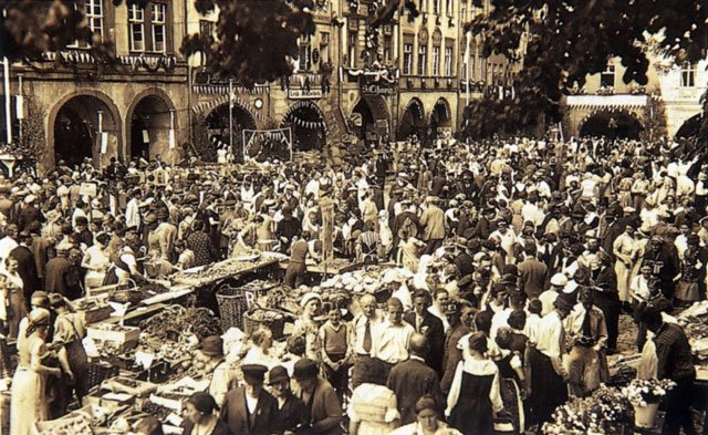 Tak wyglądał jeleniogórski rynek podczas obchodów czerwcowego święta miasta przed 1945 rokiem.