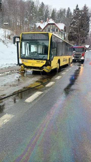 autobus-wjecha-w-mur-112628