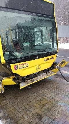 autobus-wjecha-w-mur-112628