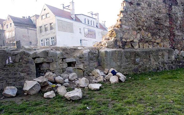 Teren znajduje się bardzo blisko miejsca, gdzie prowadzone są wykopaliska na gruncie, na którym do końca lat 60-tych stały barokowe i renesansowe kamienice.