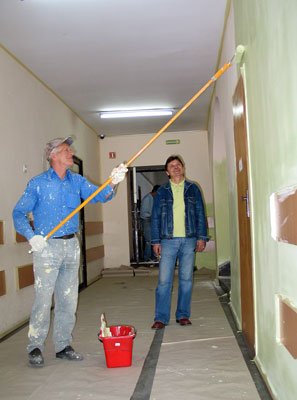 W Zespole Szkół Licealnych i Zawodowych nr 2 w Jeleniej Górze w sierpniu prowadzony jest remont korytarzy.