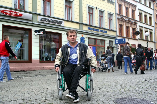 Zdaniem wielu niepełnosprawnych wybrukowanie śródmiejskiego traktu kostką utrudnia poruszanie się nie tylko osobom na wózkach.