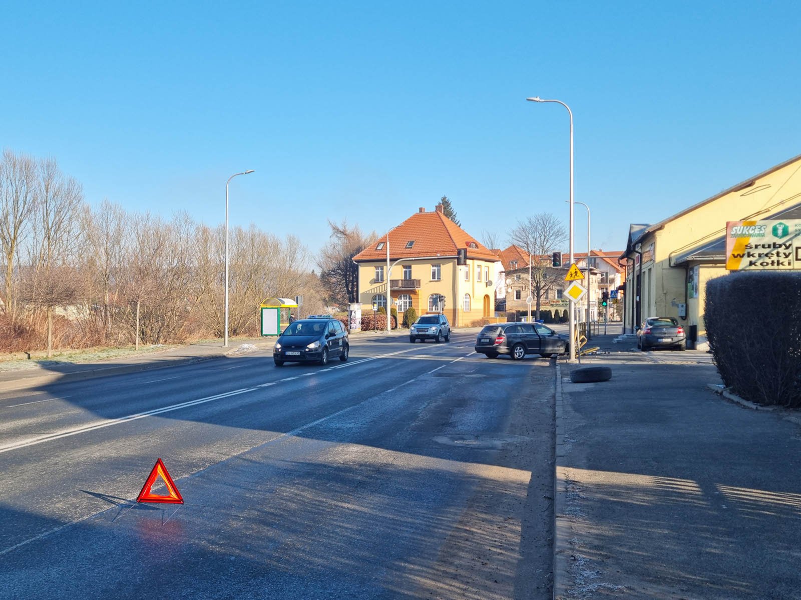 grozna-kolizja-przez-koo-na-jezdni-nagranie-z-monitoringu-112857