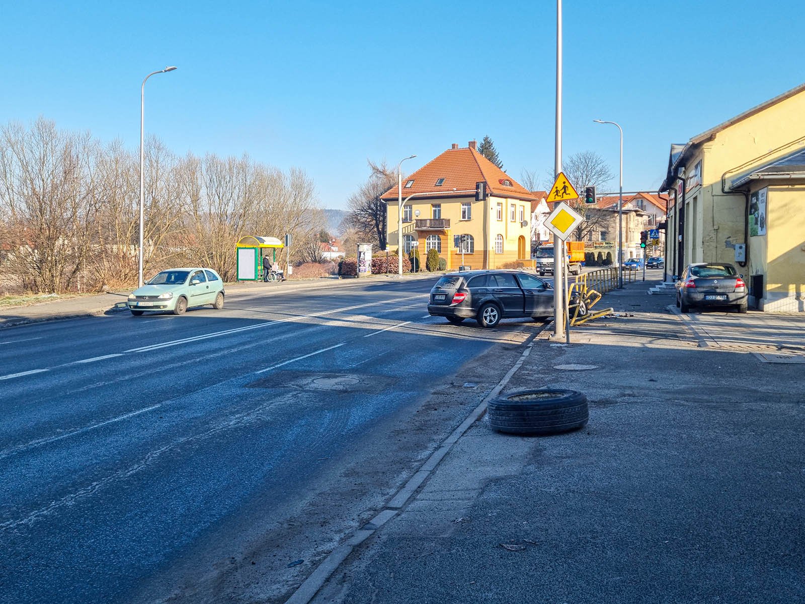 grozna-kolizja-przez-koo-na-jezdni-nagranie-z-monitoringu-112857