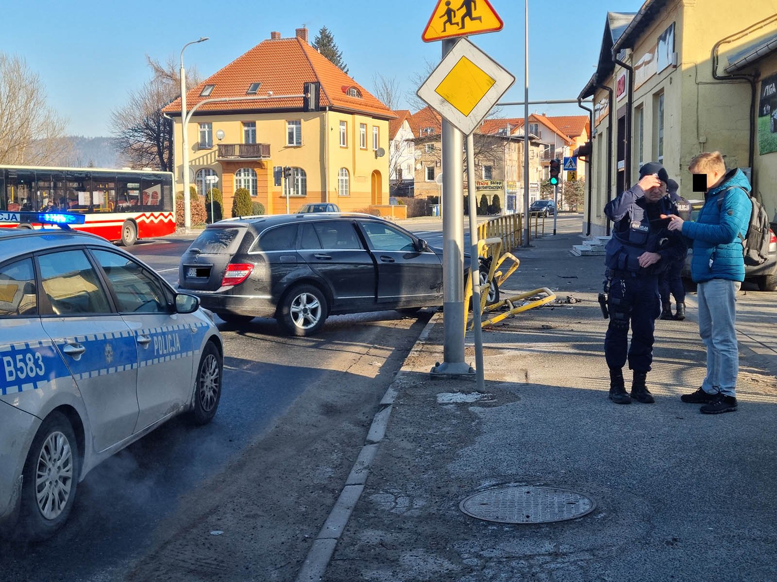 grozna-kolizja-przez-koo-na-jezdni-nagranie-z-monitoringu-112857