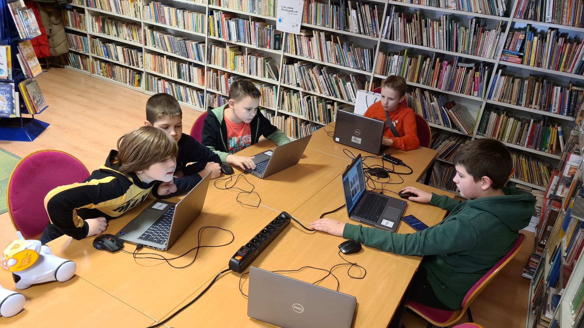 dziaa-centrum-edukacji-112909