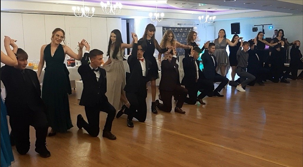 piekny-bal-studniowkowy-kowarskiego-lema-112966
