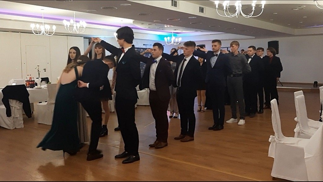 piekny-bal-studniowkowy-kowarskiego-lema-112966