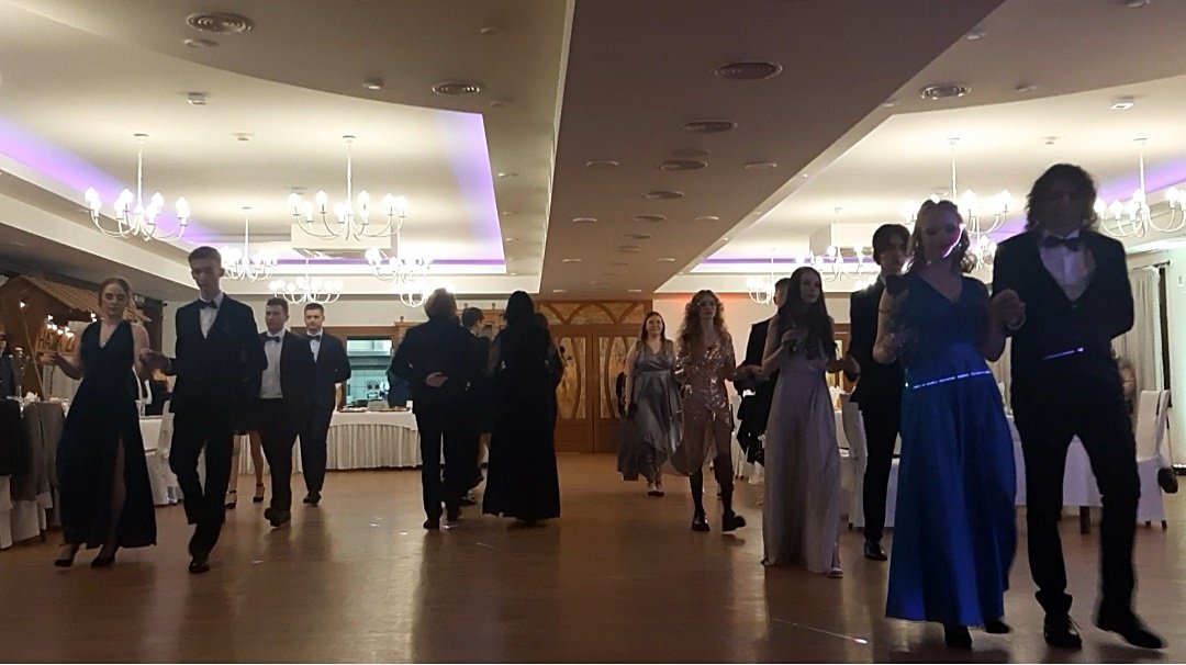 piekny-bal-studniowkowy-kowarskiego-lema-112966