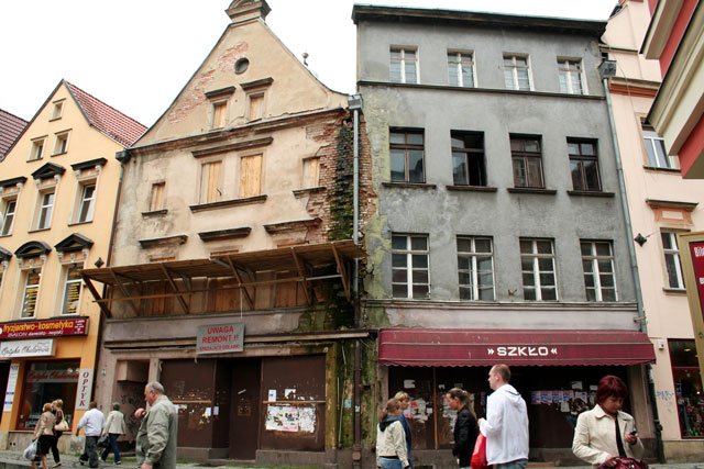 Niektóre zakątki starego miasta są i tak zdewastowane. Po części przyczyniają się do tego wandale.