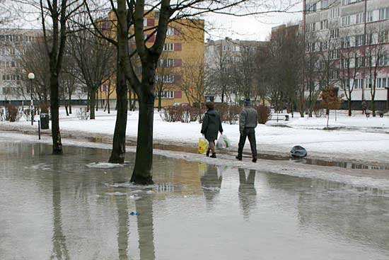 Skwerek przy ulicy Różyckiego w godzinach popołudniowych.