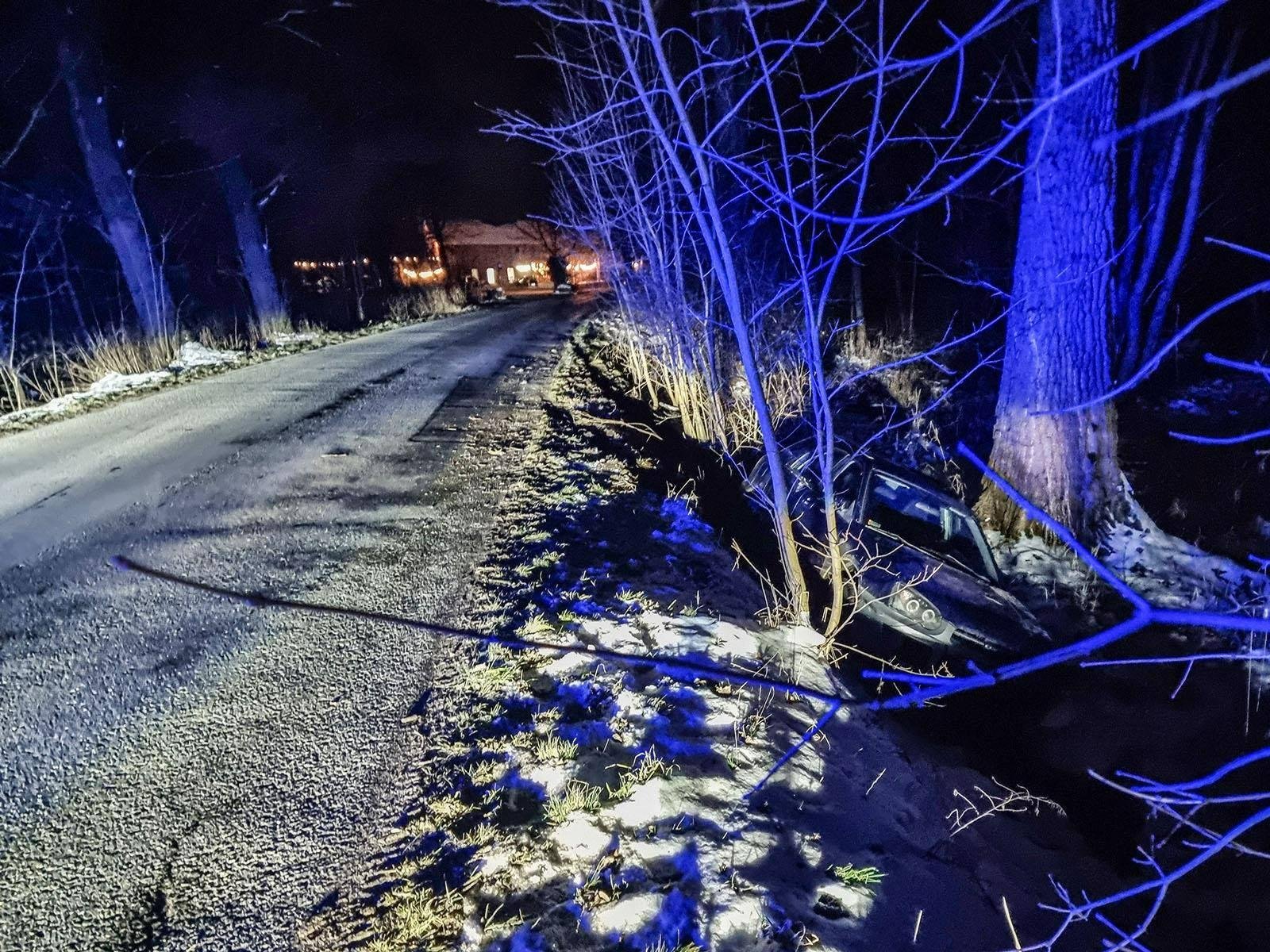 samochod-w-rowie-113370