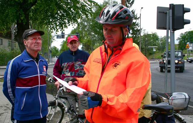 Rowerzyści, wśród nich, Zbigniew Leszek i Bolesław Osipik, cieszą się z pierwszych osiągnięć po rozmowach z samorządowcami.