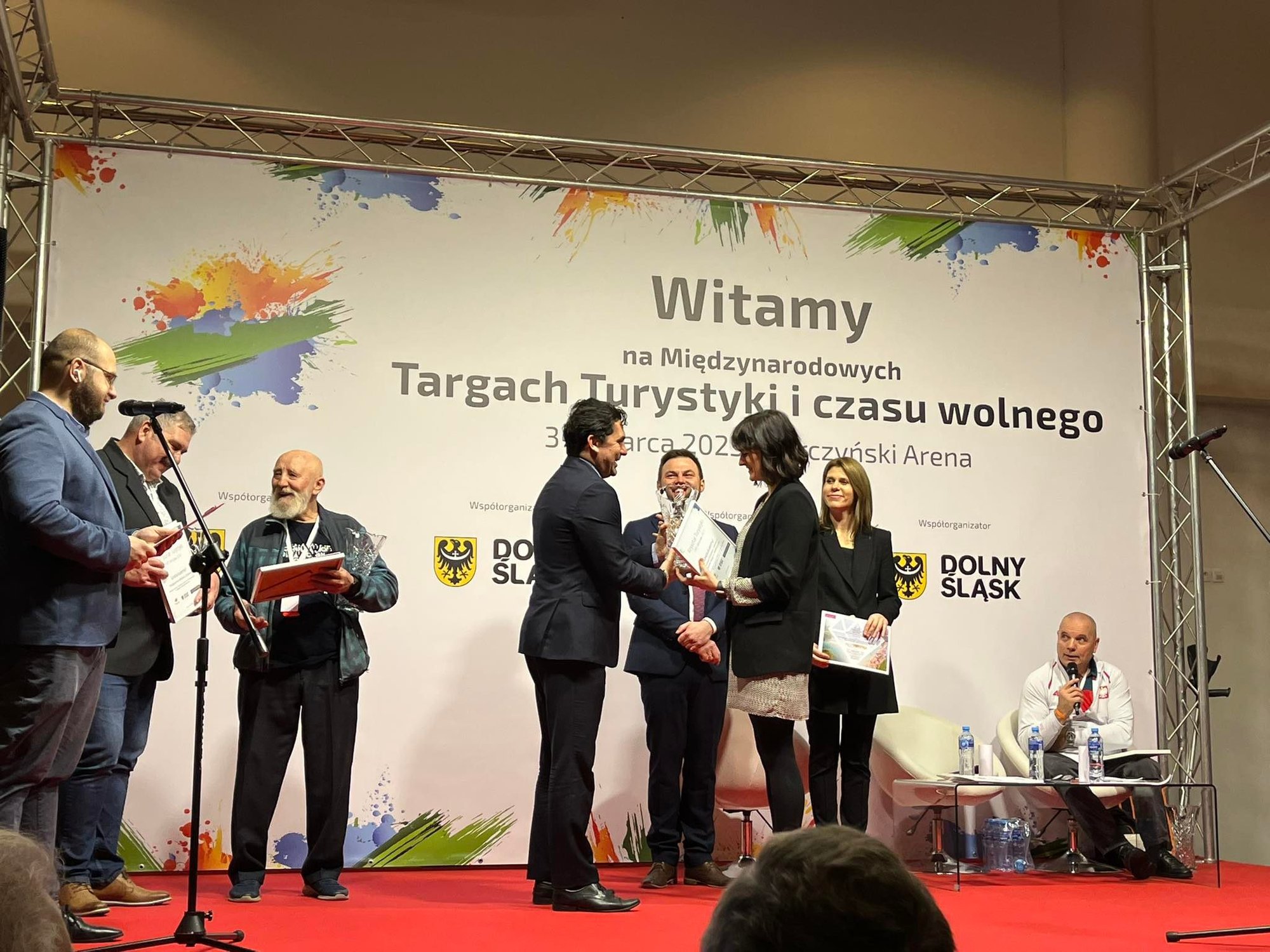 zamek-ksiaz-wyrozniony-krysztaem-turystyki-113463