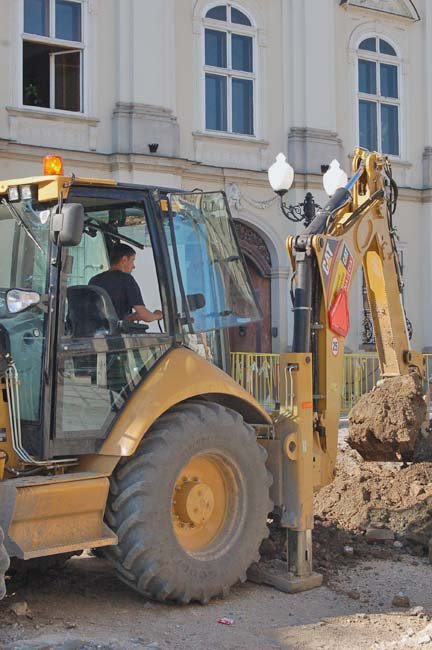 Wykonawca wodociągów pod placem Piastowskim sugeruje, że po części winną zamieszania jest firma układająca tam nowy bruk, która podczas prac ziemnych uszkodziła rury.
