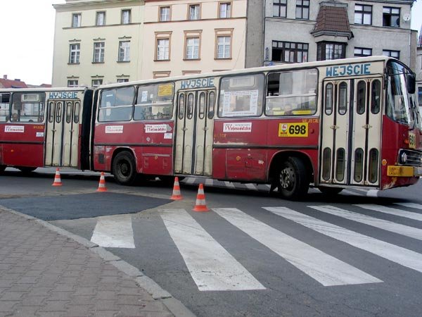 Pachołki postawiono w niezbyt dogodnym dla kierowców miejscu: zmotoryzowani uważają, że dzień powszedni w godzinach szczytu nie jest dobrym terminem na łatanie dziur.