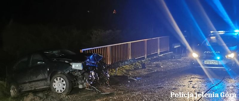 jechaa-po-alkoholu-i-auto-uderzyo-w-barierke-113745