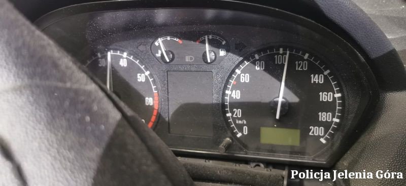 jechaa-po-alkoholu-i-auto-uderzyo-w-barierke-113745