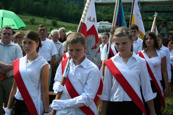 W otwarciu ścieżki uczestniczyły poczty sztandarowe szkół im. Jana Pawła II.