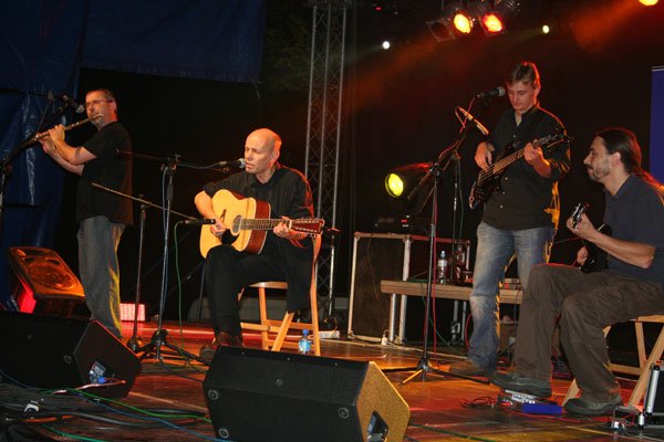 skromne-gitara-i-piorem-11413