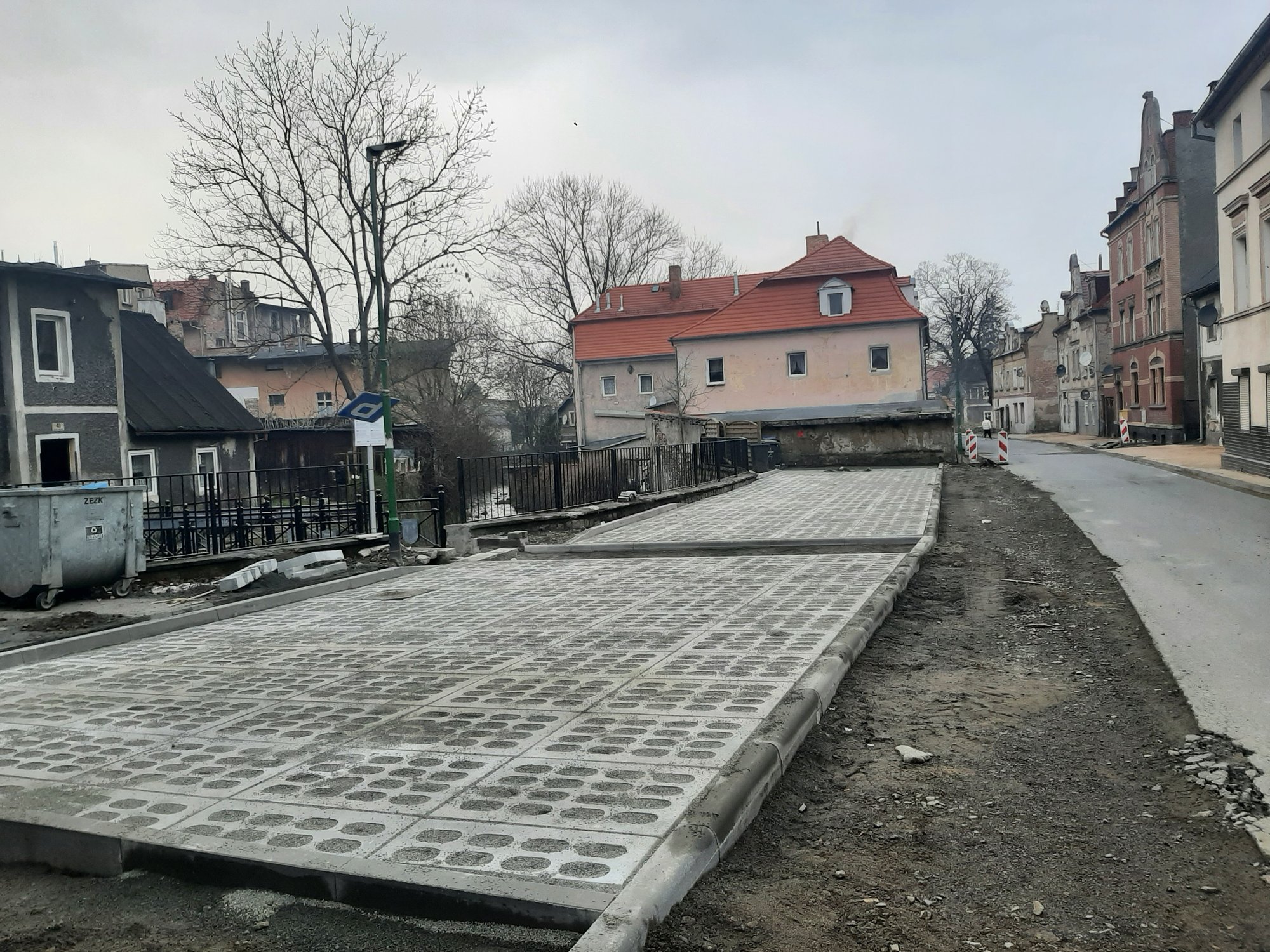 powstaja-parkingi-na-zaniedbanych-placach-114264