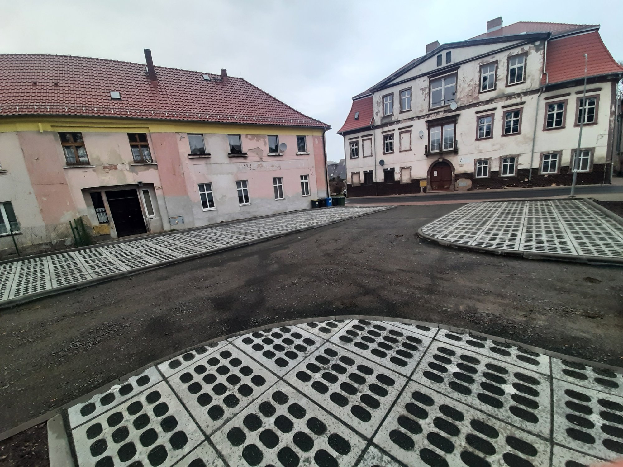 powstaja-parkingi-na-zaniedbanych-placach-114264
