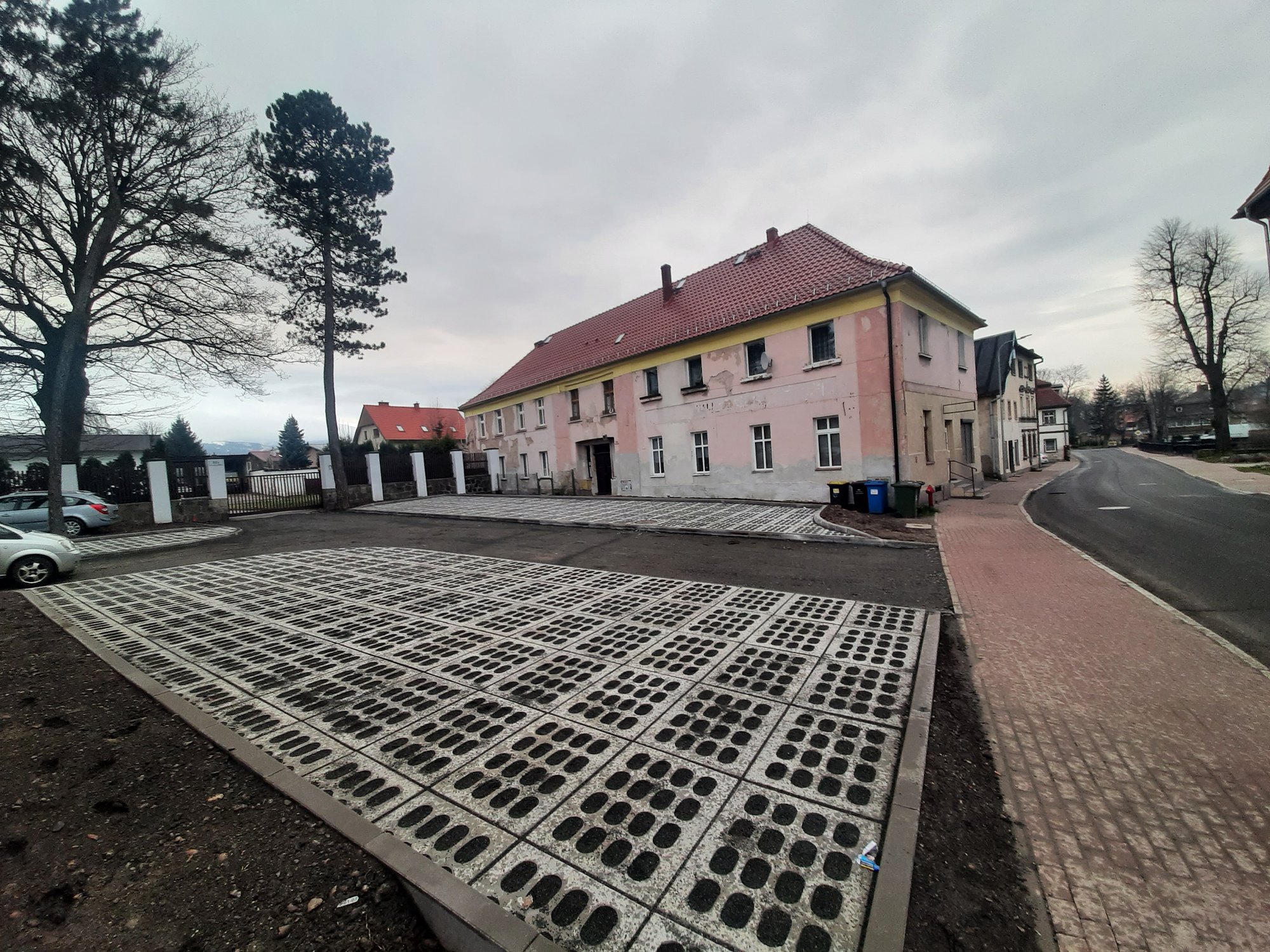 powstaja-parkingi-na-zaniedbanych-placach-114264