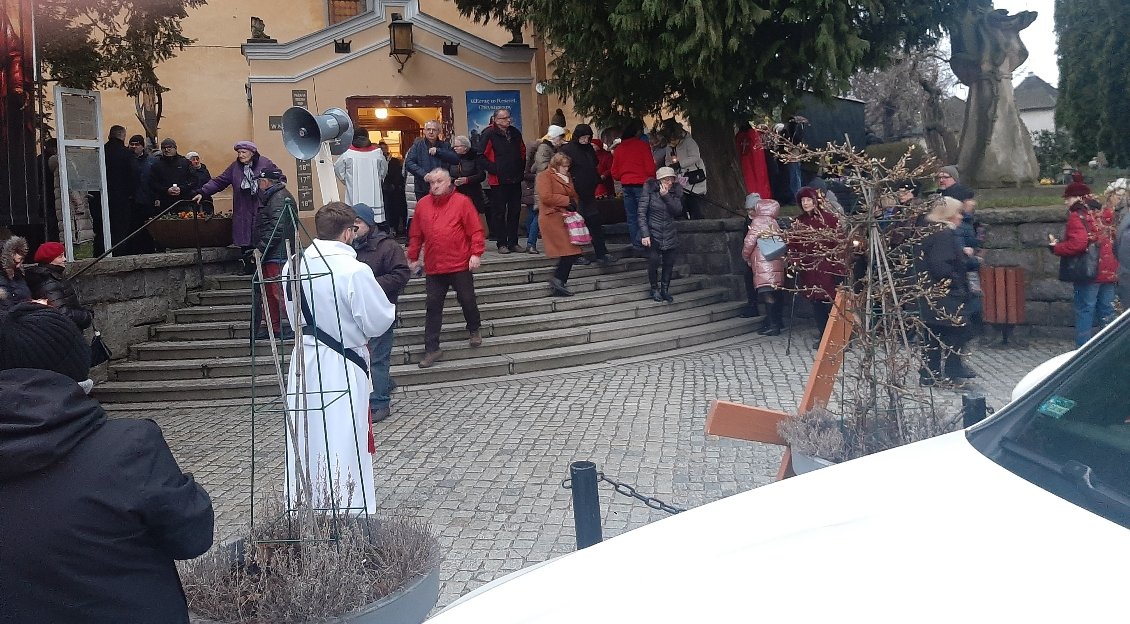 wierni-na-drodze-krzyzowej-114324
