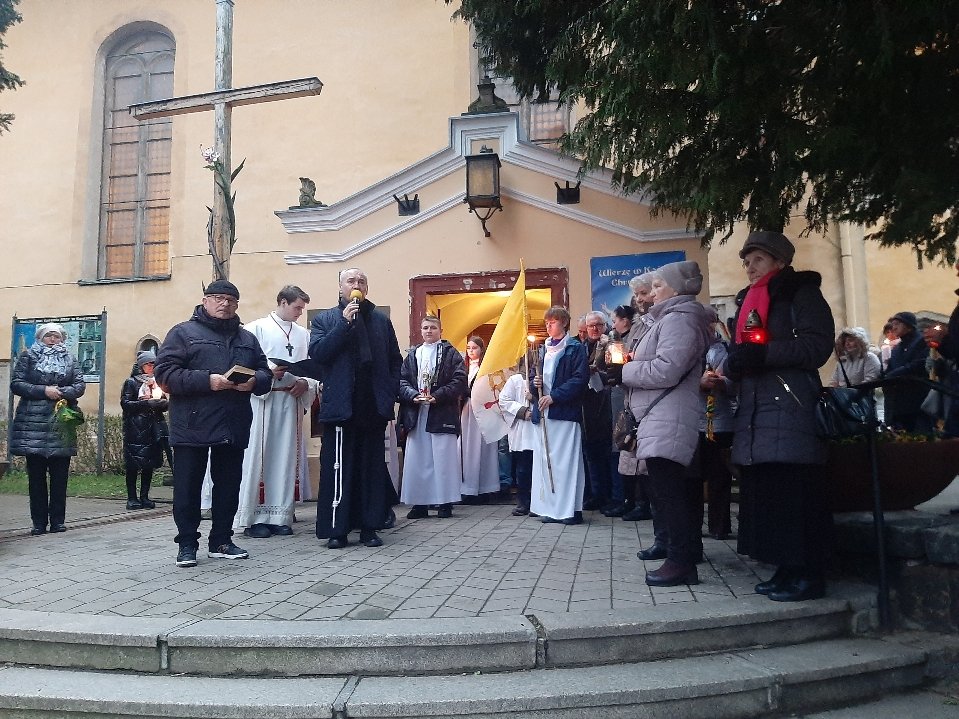 wierni-na-drodze-krzyzowej-114324