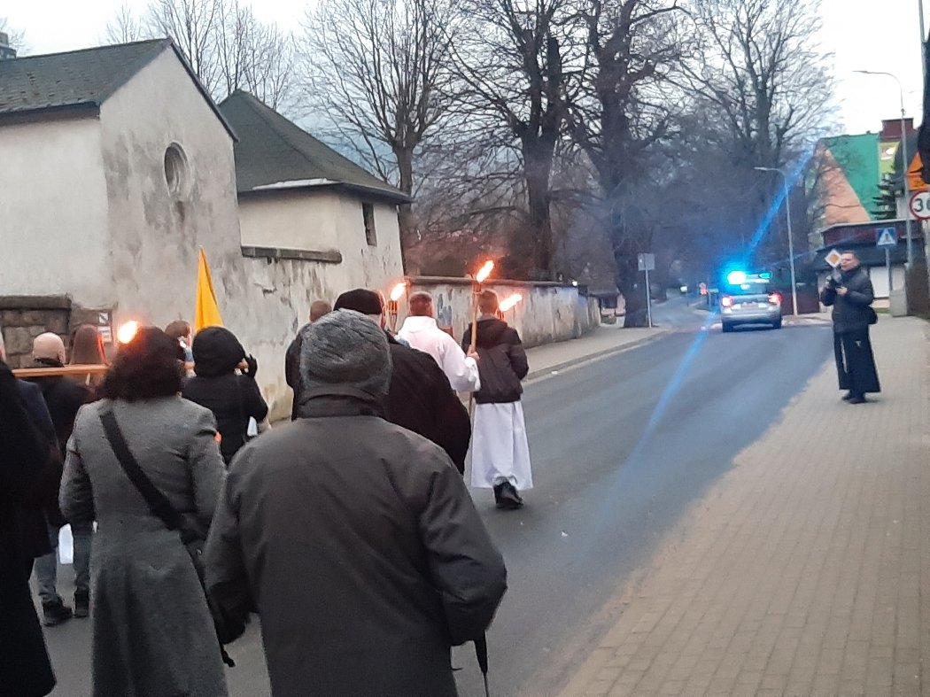 wierni-na-drodze-krzyzowej-114324