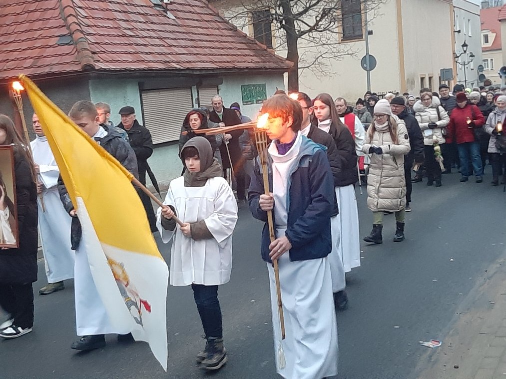 wierni-na-drodze-krzyzowej-114324