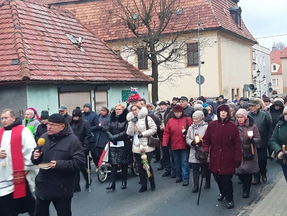 wierni-na-drodze-krzyzowej-114324