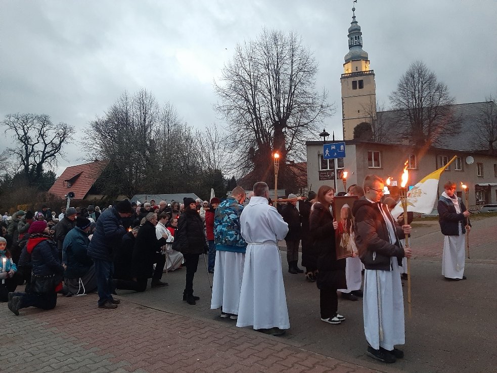 wierni-na-drodze-krzyzowej-114324