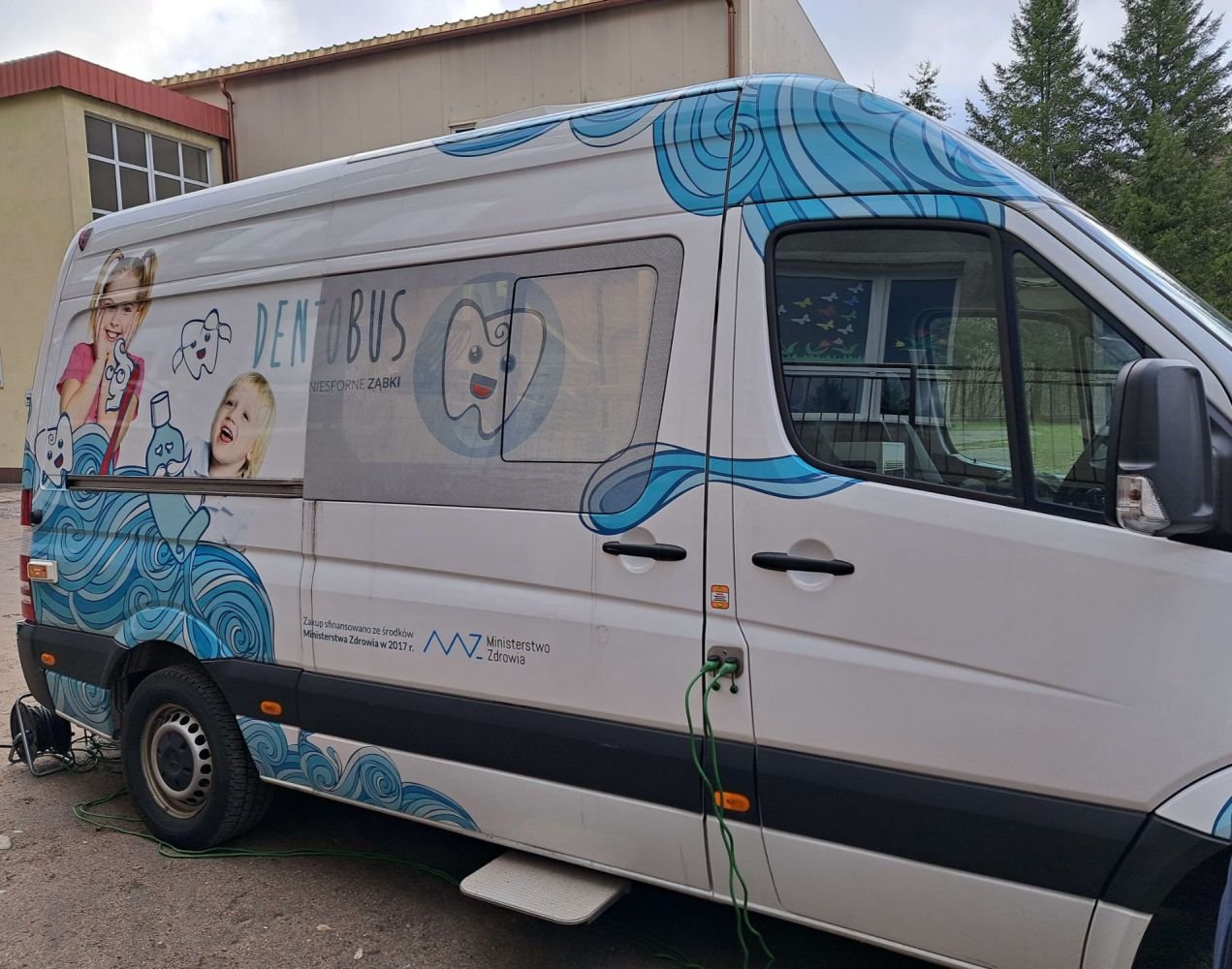 dentobus-w-wiejskiej-szkole-114404