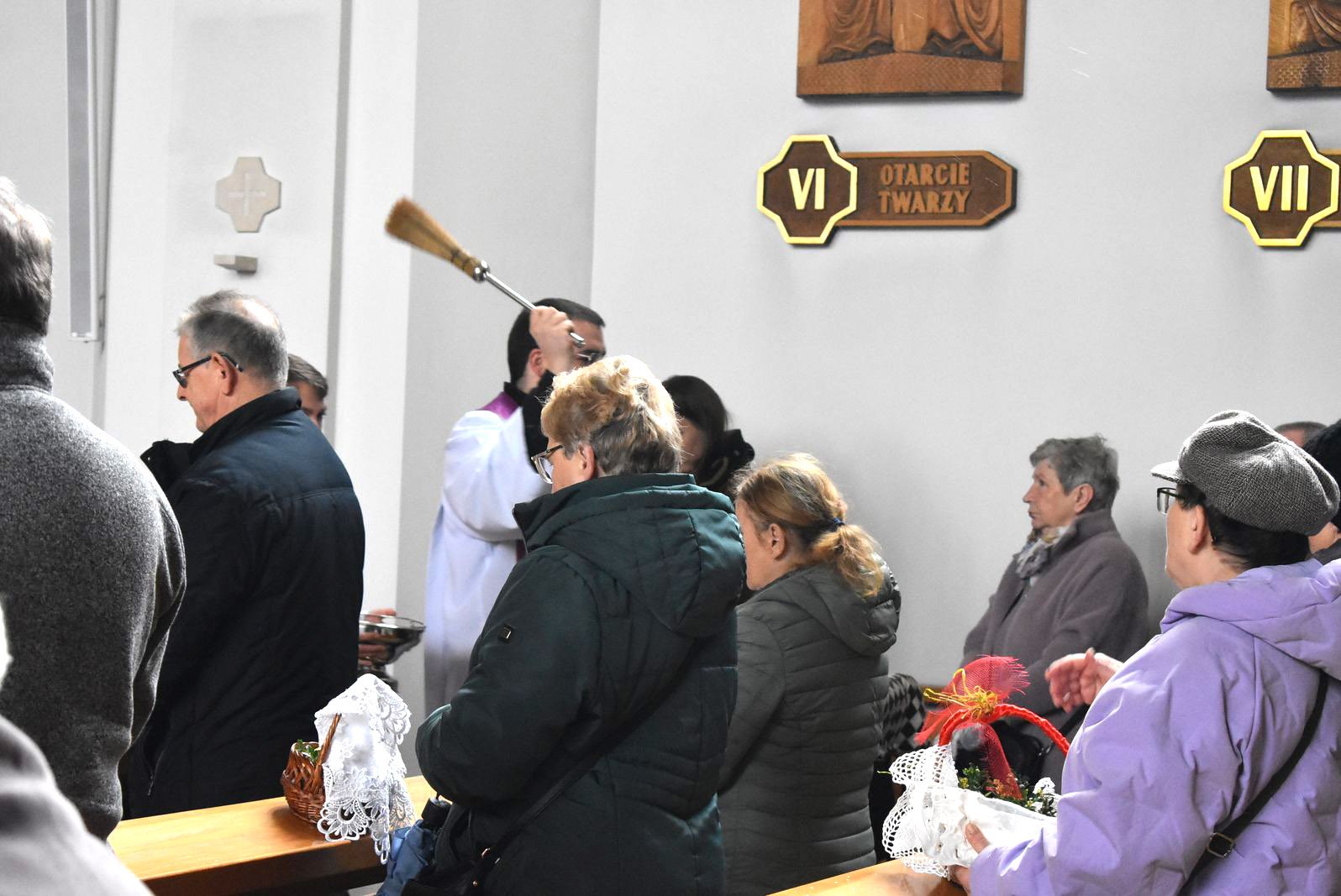 wielkosobotnie-swiecenie-pokarmow-w-koscioach-114471