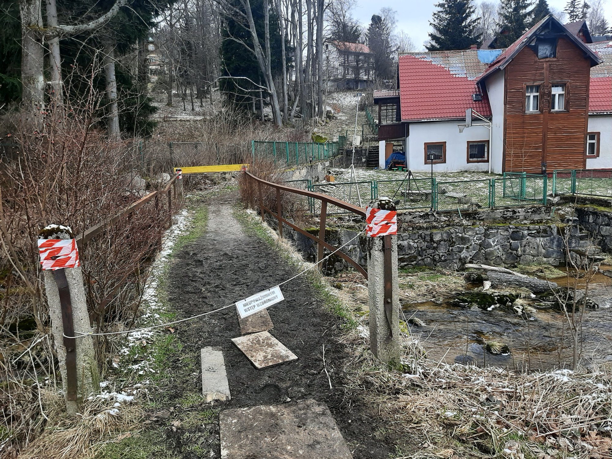 zamkniety-most-nad-kamienczykiem-114499