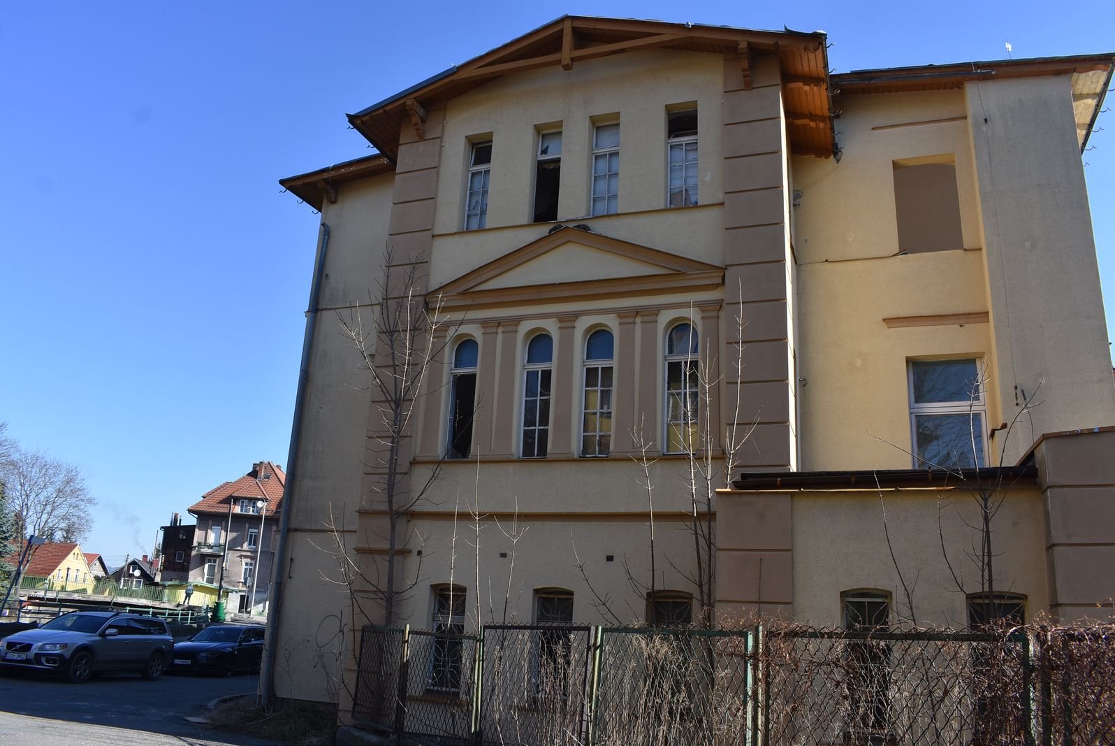 dawna-szkoa-popada-w-ruine-114507