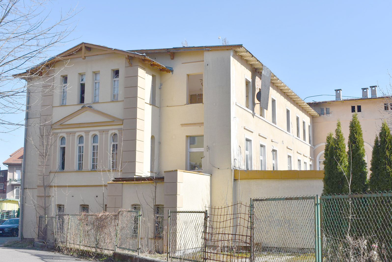 dawna-szkoa-popada-w-ruine-114507