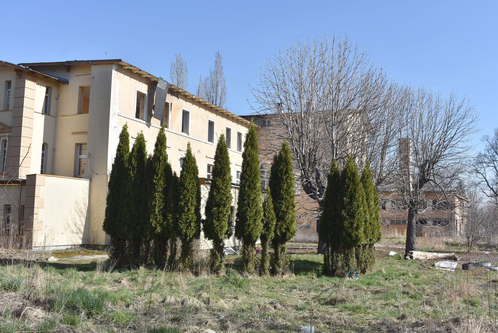 dawna-szkoa-popada-w-ruine-114507
