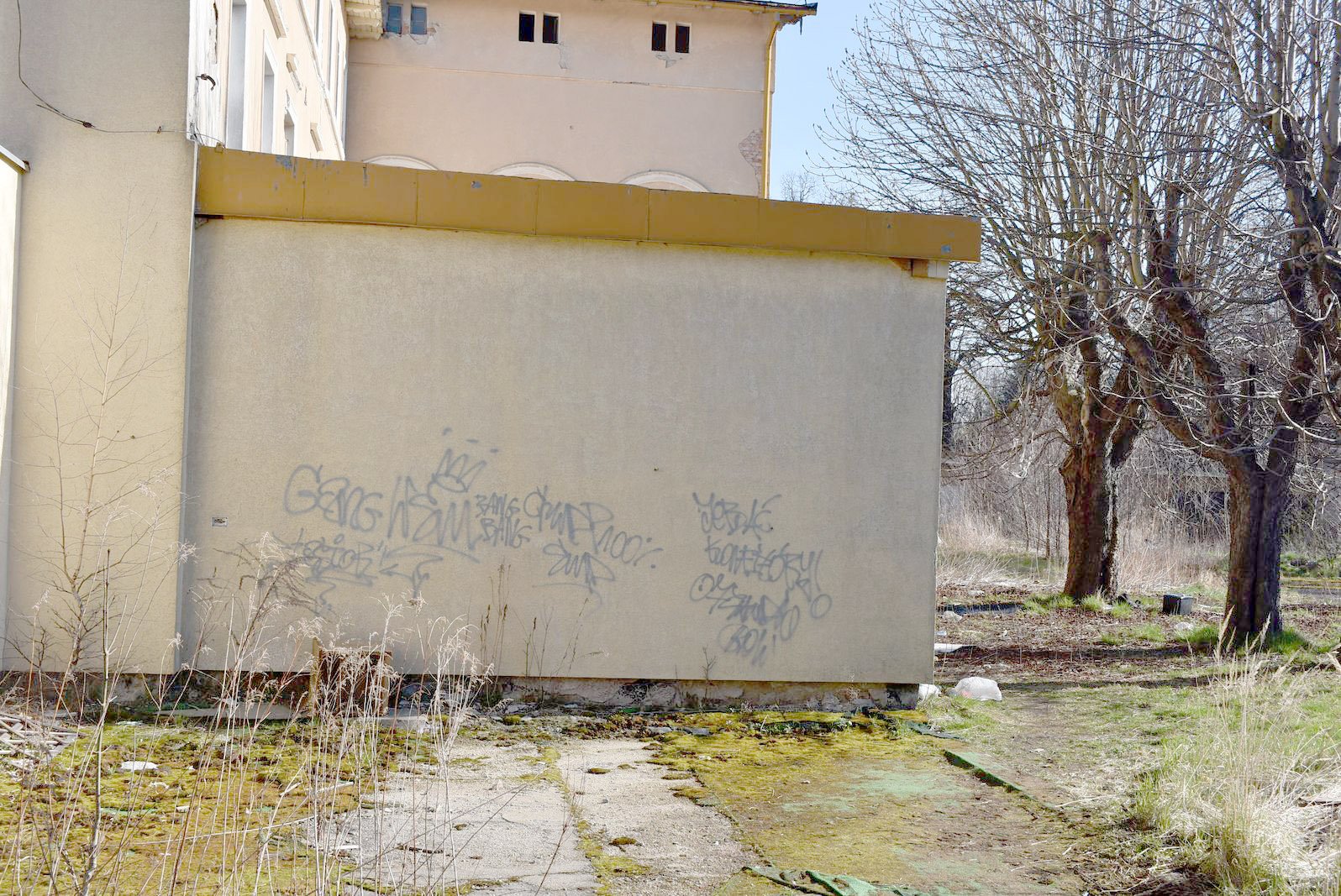 dawna-szkoa-popada-w-ruine-114507