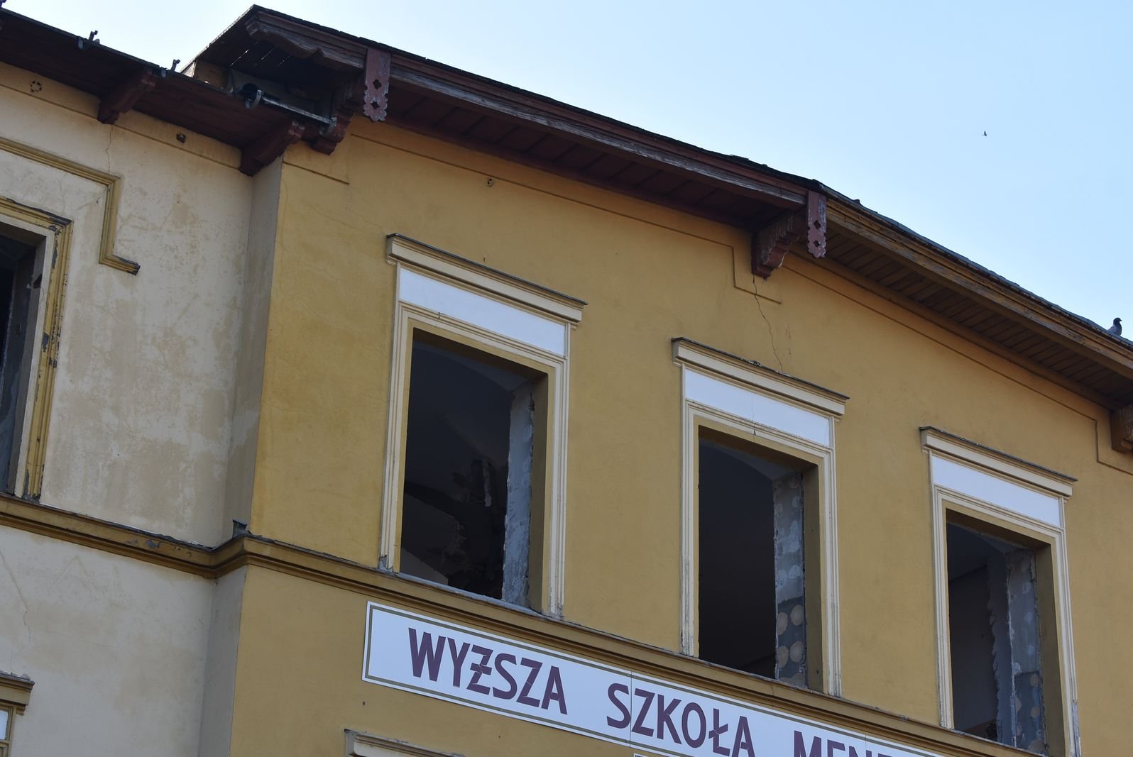 dawna-szkoa-popada-w-ruine-114507