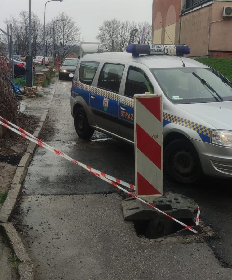 uszkodzenie-pokrywy-studzienki-na-ulicy-jasnej-114588