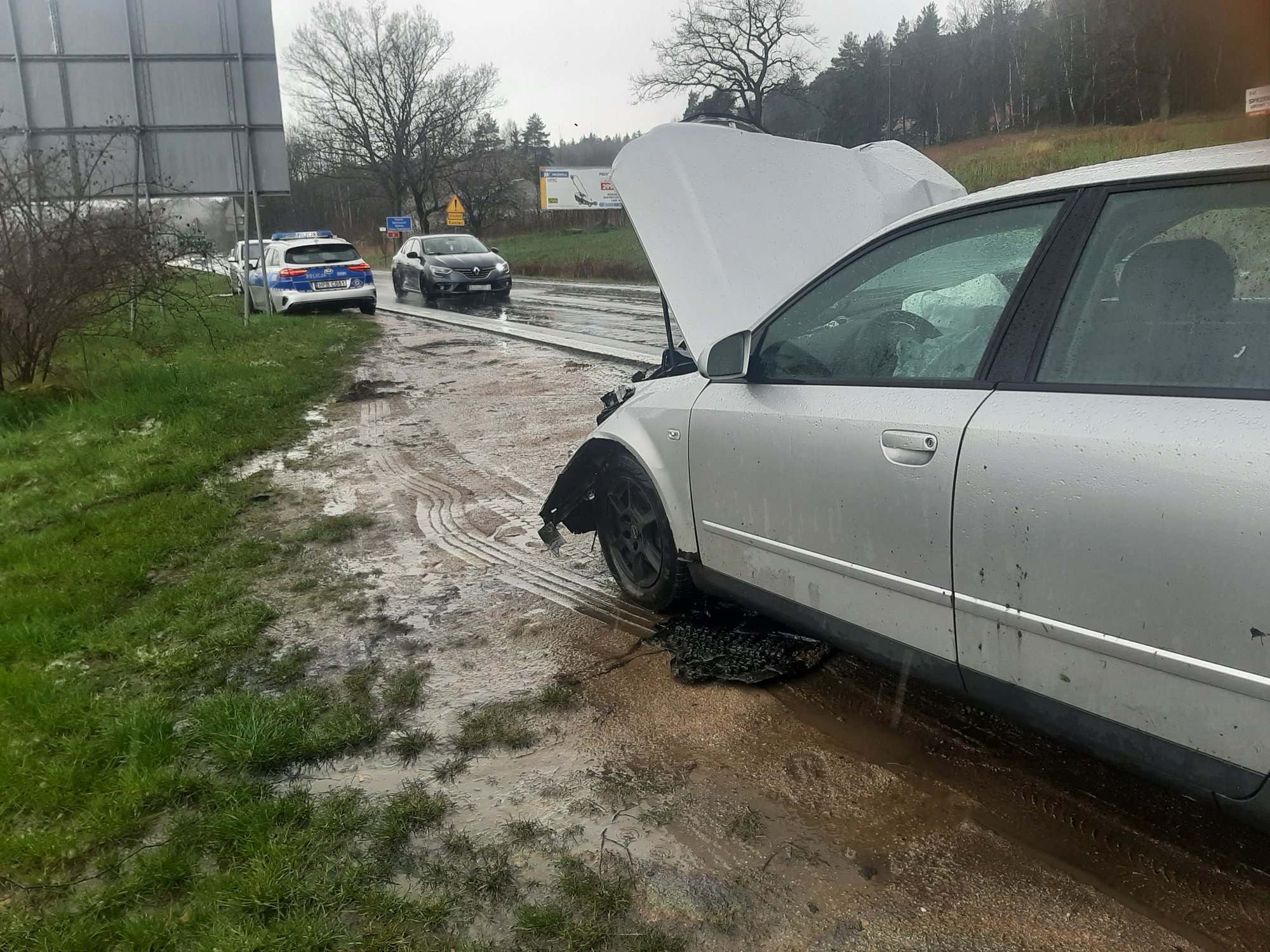 audi-uderzyo-w-drzewo-114618