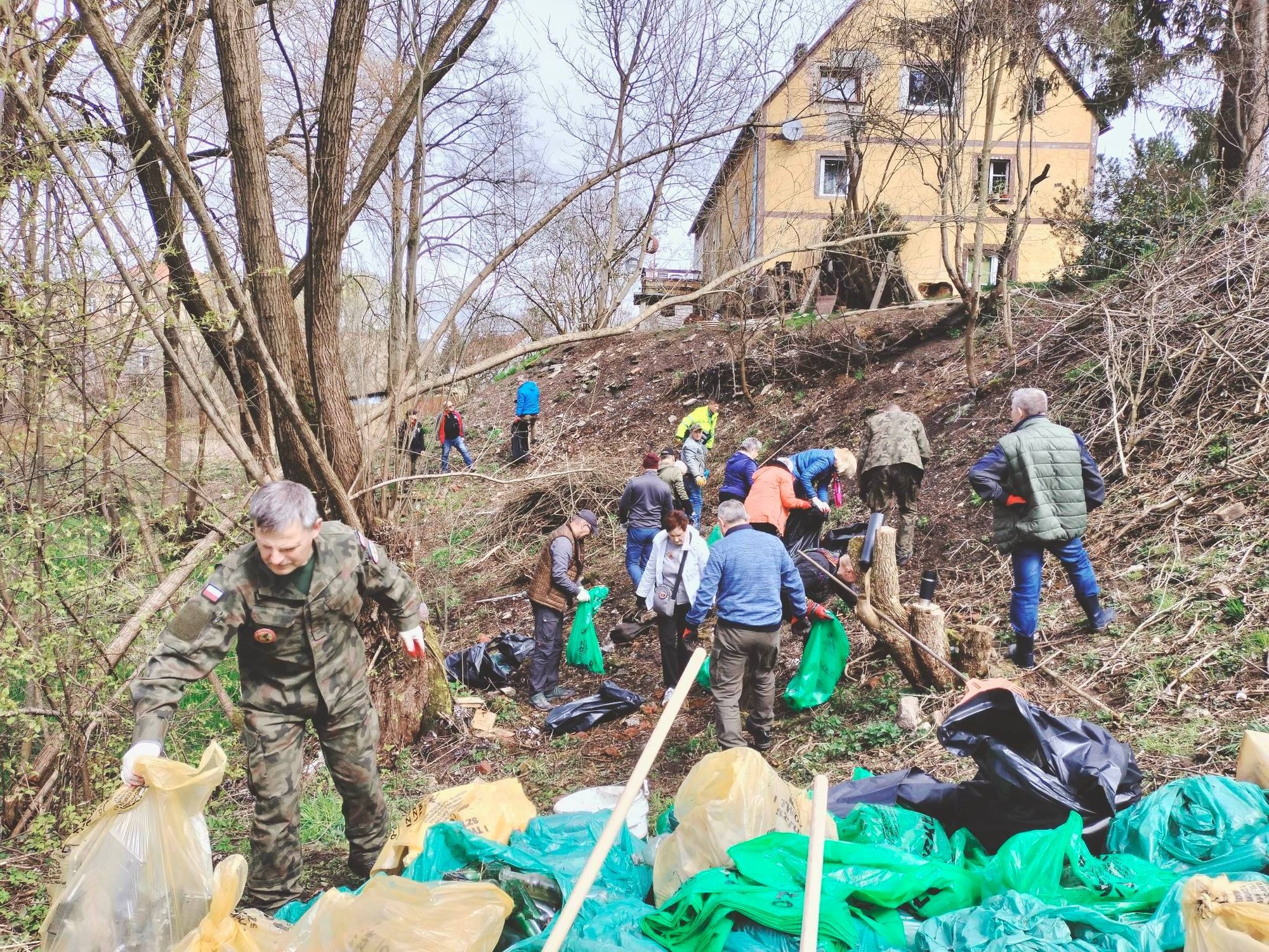 wiosenne-porzadki-przy-wiezy-ksiazecej-114709
