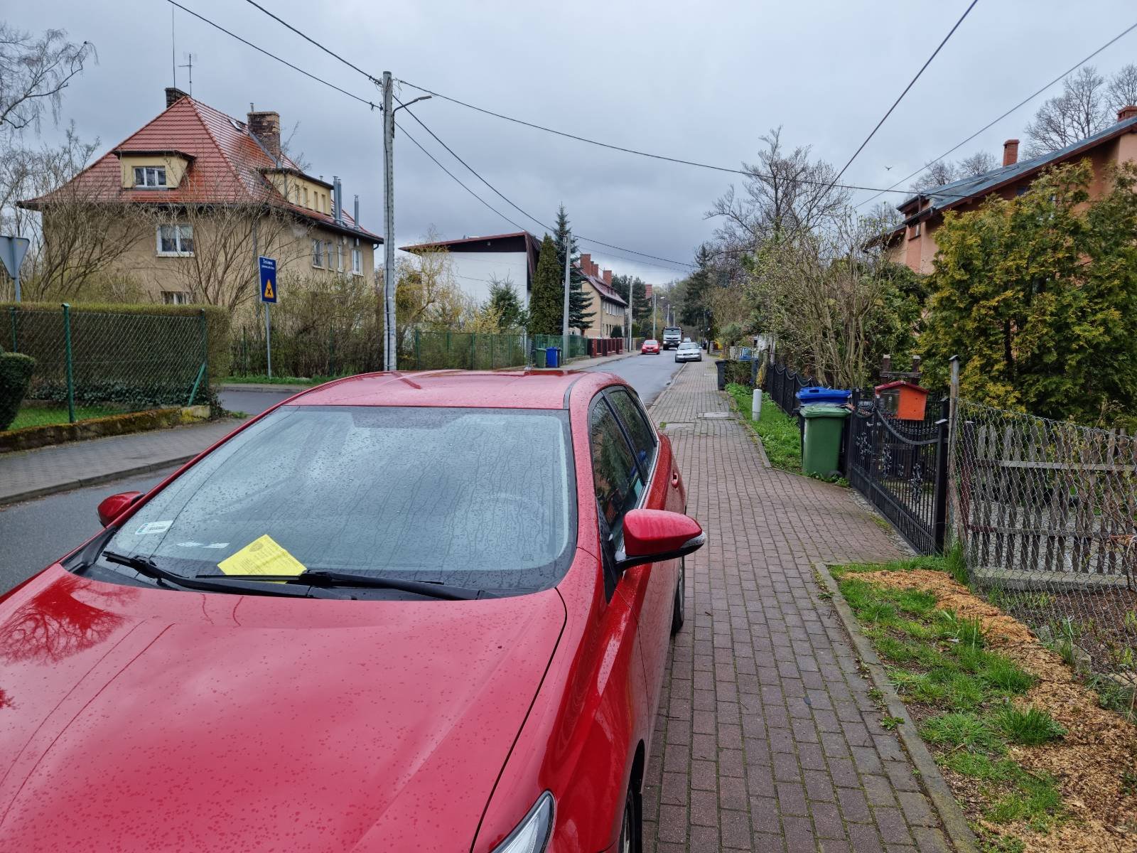 zote-kartki-dla-kierowcow-parkujacych-na-chodnikach-114774
