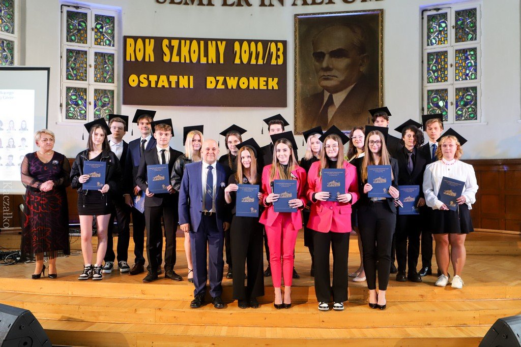 pozegnanie-maturzystow-i-nowy-sztandar-w-zeromie-114930