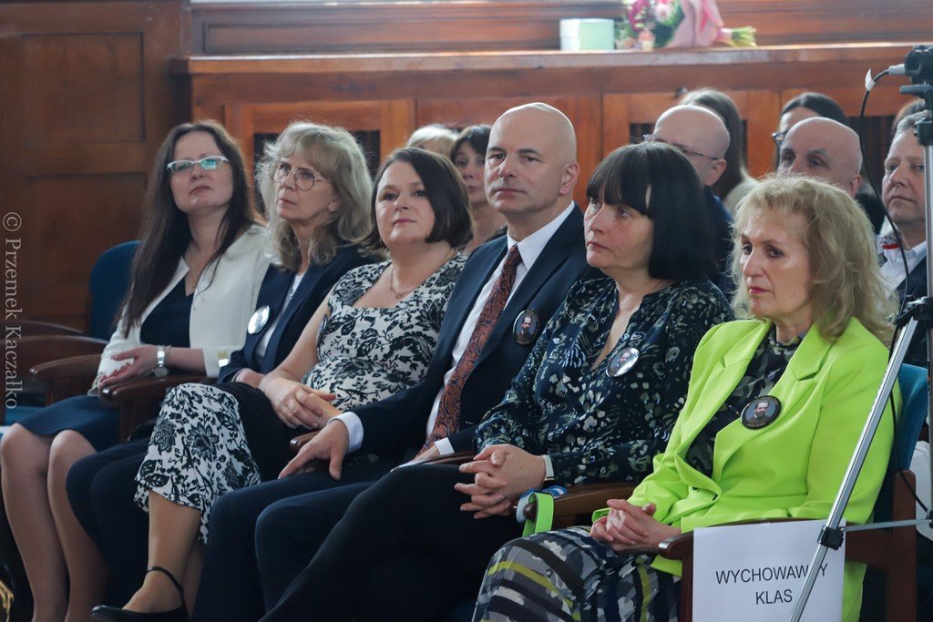pozegnanie-maturzystow-i-nowy-sztandar-w-zeromie-114930