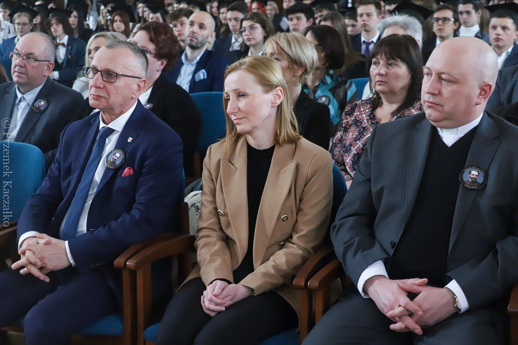 pozegnanie-maturzystow-i-nowy-sztandar-w-zeromie-114930